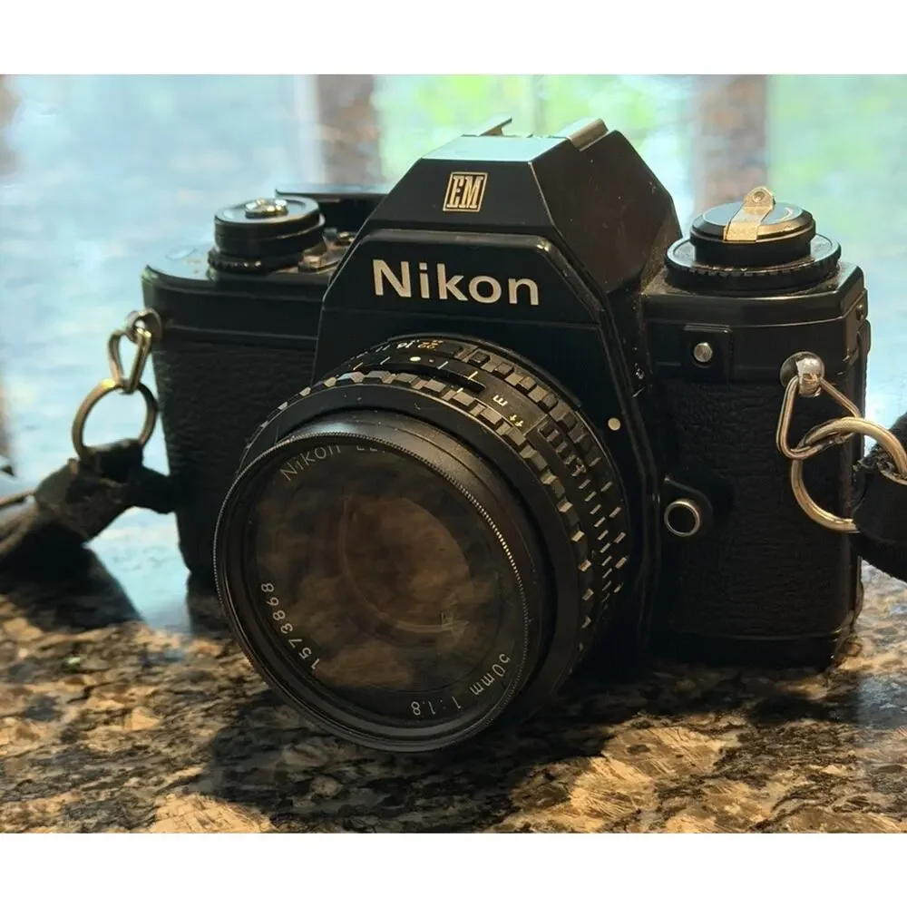 NIKON Em 35mm SLR Film Black Body Camera & LENS Tiffed Sky 52 mm 3801/70